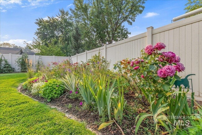 Building Photo - "Charming 3-Bedroom Home with 2 Full Baths in Boise's Sought-After West Dover Heights!"