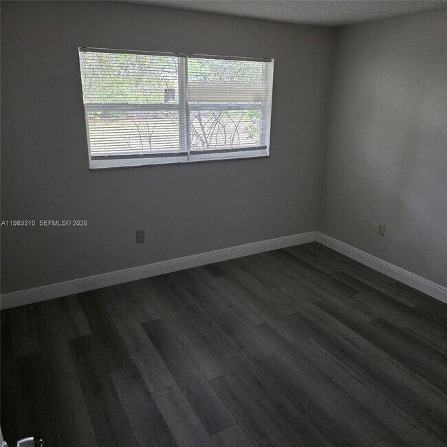 Building Photo - 2570 NE 192 St