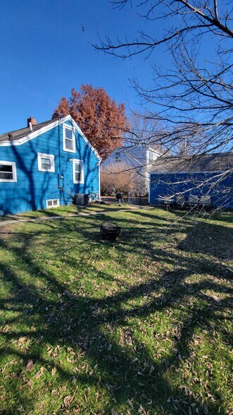 Building Photo - 922 6th St