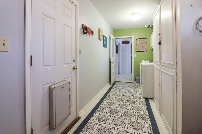 Building Photo - Nice Midtown Bungalow