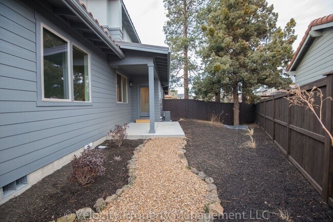 Building Photo - Townhome with Primary Bedroom on the Main ...