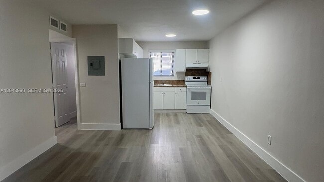 Building Photo - 1345 W 28th St