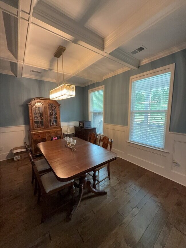 Building Photo - 302 Pond Hill Ct