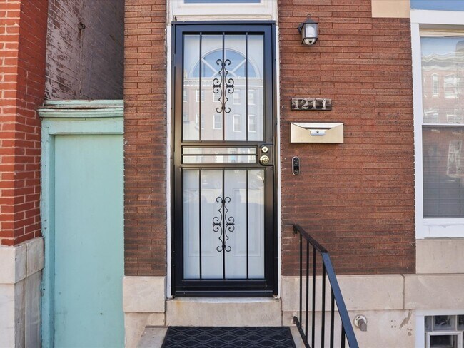 Building Photo - Charming Spacious Baltimore Rowhome