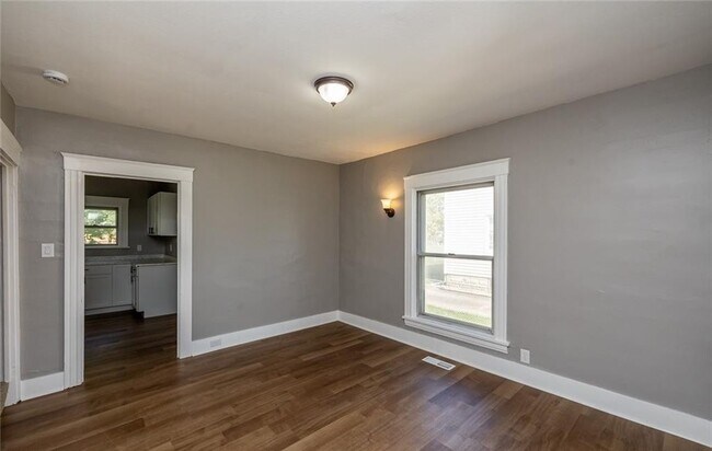 Building Photo - 353 S Maple St