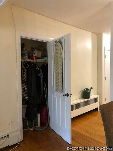 Building Photo - 1728 Beacon St
