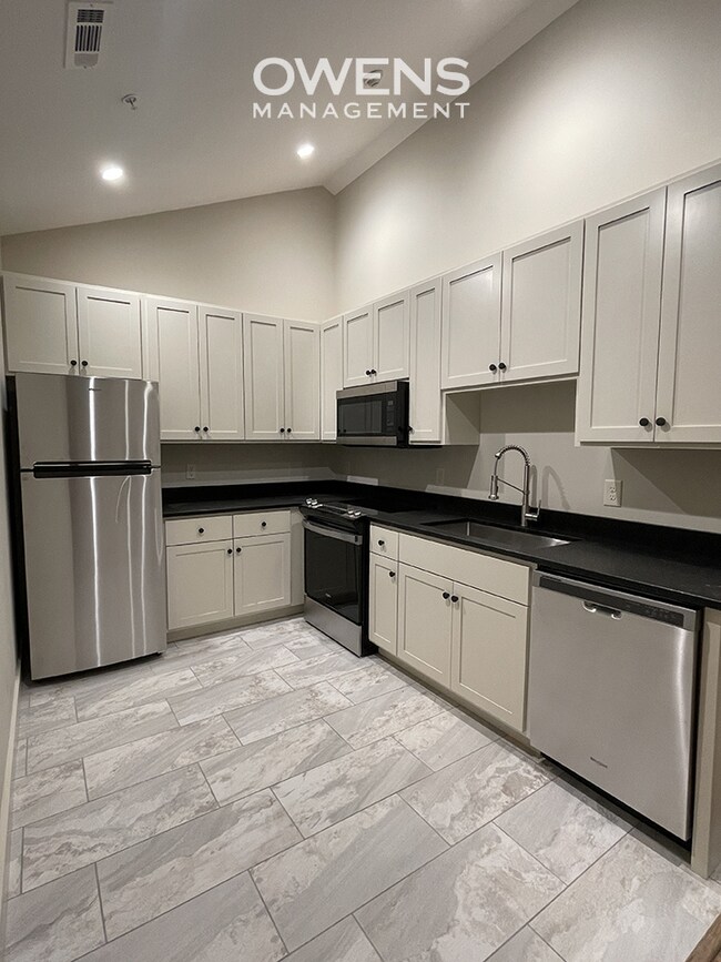 Building Photo - Upscale Living in Downtown Apartment