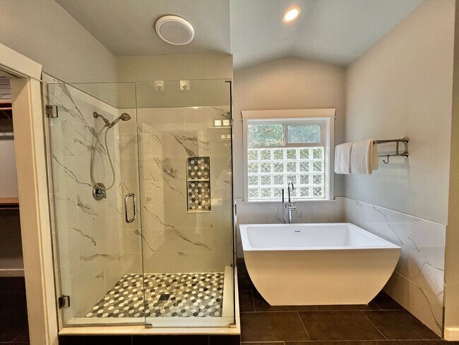 Building Photo - Seabeck Heights Home with Pickle Ball Court!