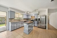 Building Photo - 2024 Robinson St