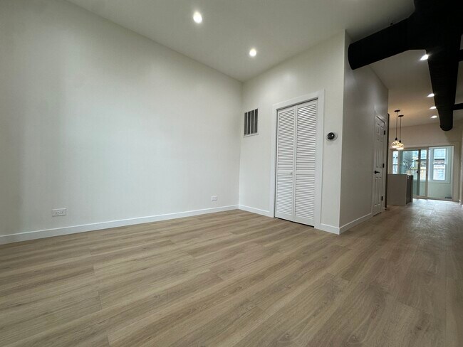 Building Photo - 1721 W Pierce Ave