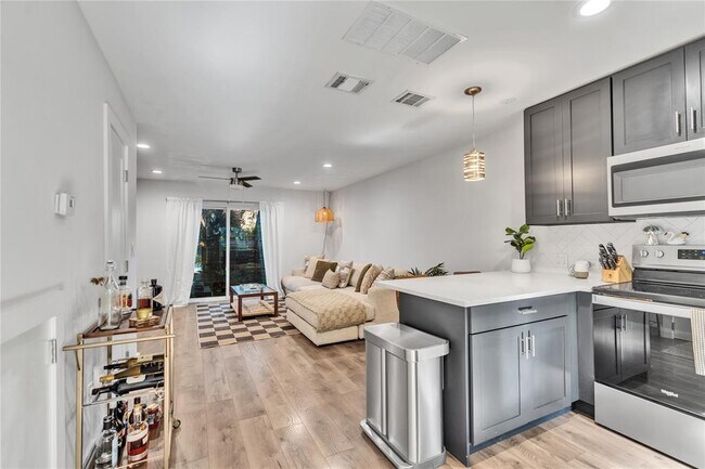 Building Photo - 3808 Southway Dr