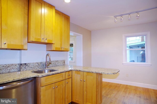 Building Photo - 6956 Westhampton Dr
