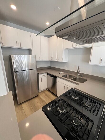 Building Photo - 2107 N Beachwood Dr