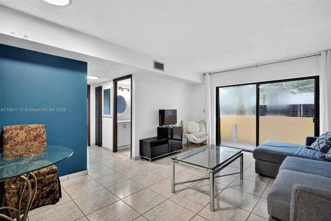 Building Photo - 2924 Collins Ave
