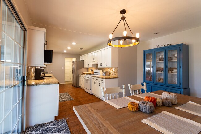 Building Photo - 2040 W Cambridge Ave