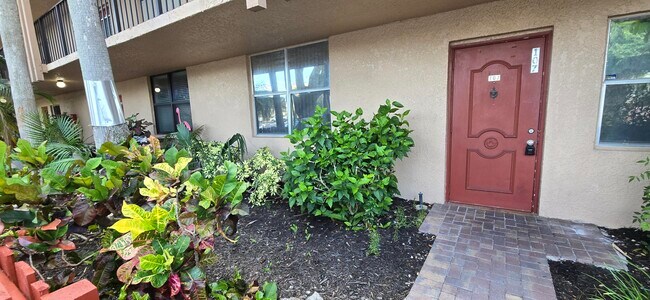 Building Photo - 7300 Lake Cir Dr