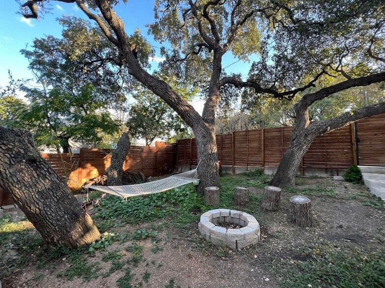 Building Photo - 211 Lessin Ln