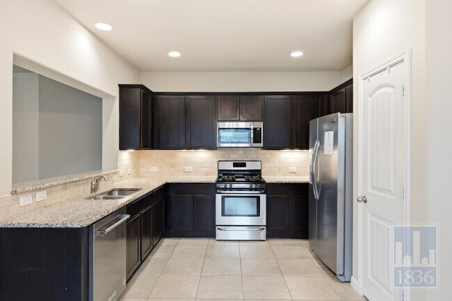 Building Photo - 821 Schefer St