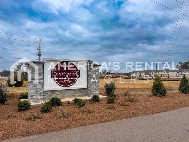 Building Photo - Escape to Lakeside Living in Lincoln! View with 48 Hours Notice!