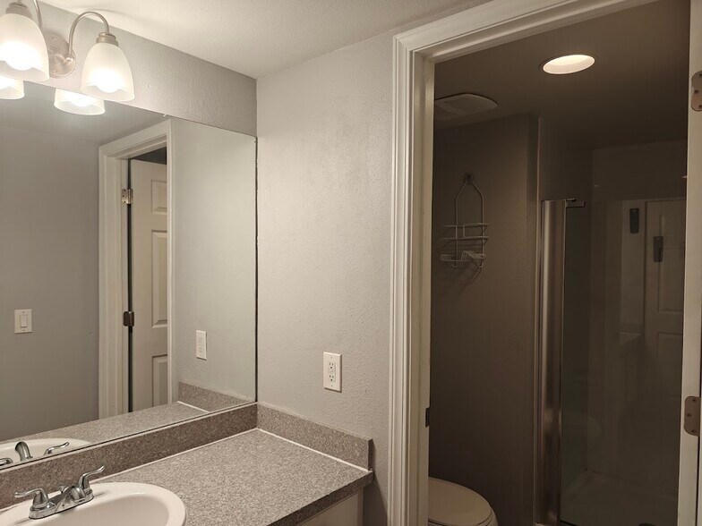 Building Photo - 611 SW 5th Ct