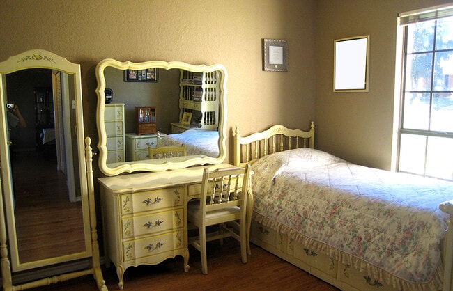 Building Photo - 2406 High Hollow Dr