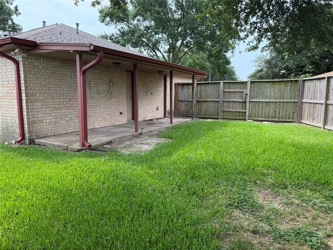 Building Photo - 702 Omega Cir