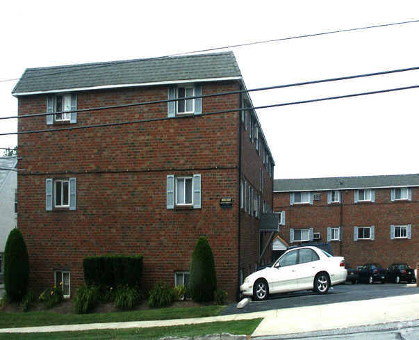 Building Photo - Maple Court Apartments