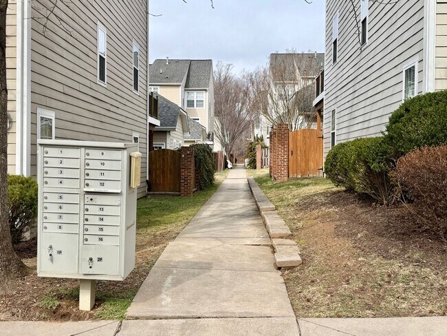 Building Photo - 713 Rainier Rd