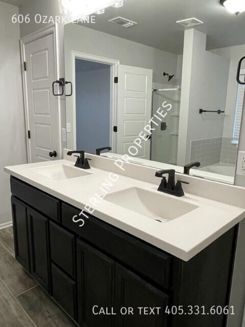 Building Photo - 606 Ozark Ln