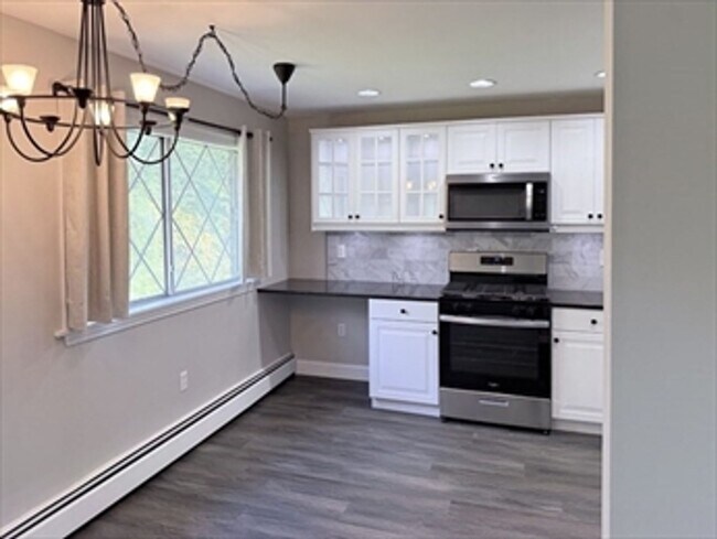 Building Photo - 2 bedroom in sought after Heritage Green Condo Association