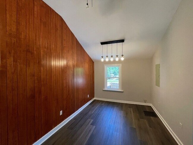 Building Photo - CHARMING UPDATED 1940'S COTTAGE IN HISTORIC COLONIAL VILLAGE IN S. KNOXVILLE!!!!!