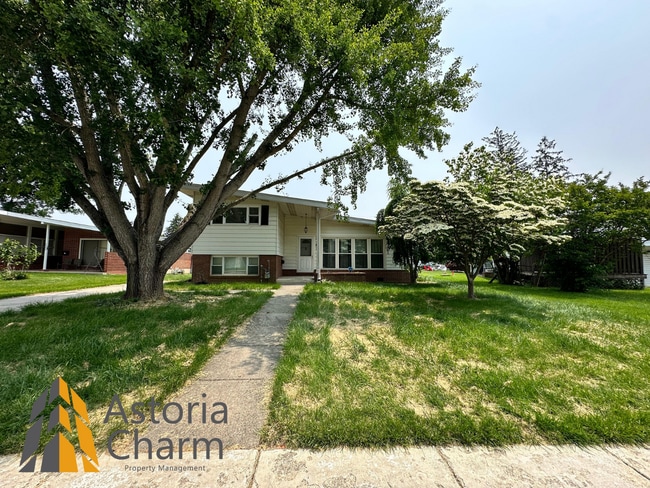 Building Photo - Spacious 4 Bedroom + Den Home with Private...