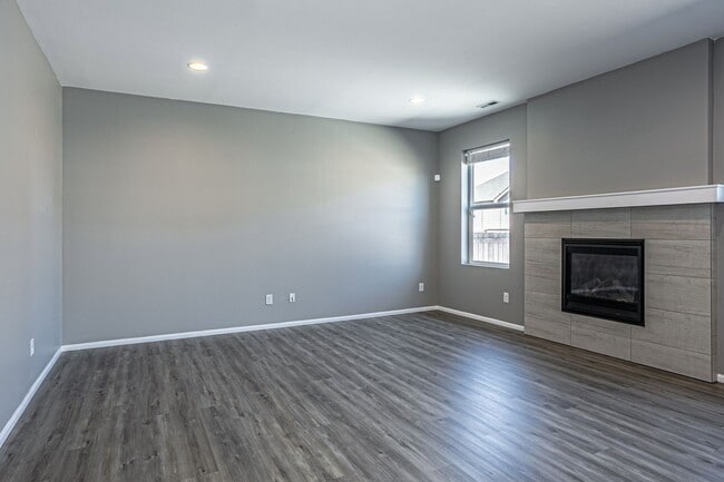 Building Photo - Beautiful 4 bedroom, 2.5 bath home in Rain...