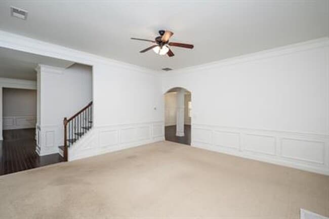 Building Photo - Stunning 4/3 Available Now!
