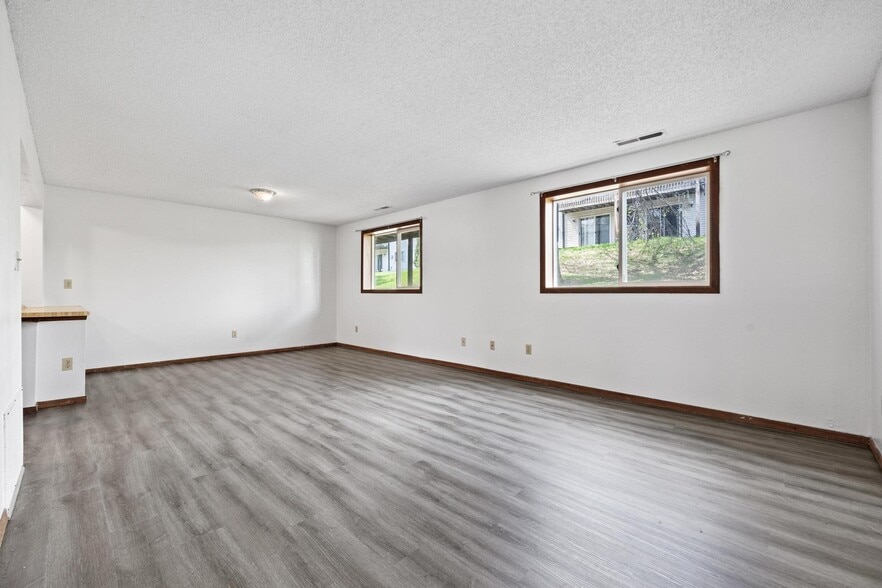 Building Photo - 740 Westwinds Dr