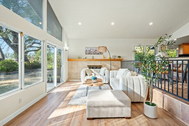 Building Photo - 10961 Limetree Dr