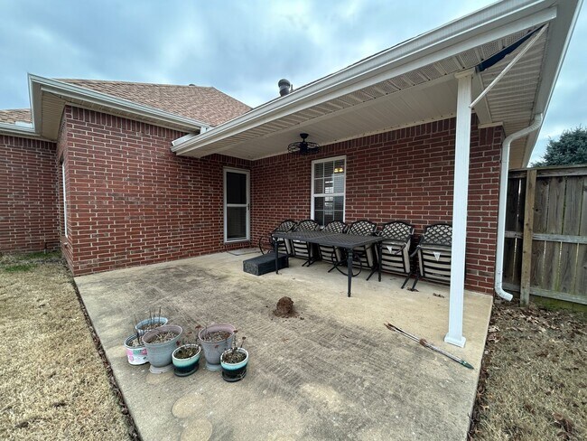 Building Photo - Spacious 3 bed 2 bath Single Family with a Large Fenced Backyard!