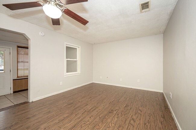 Building Photo - Cute Rental Home