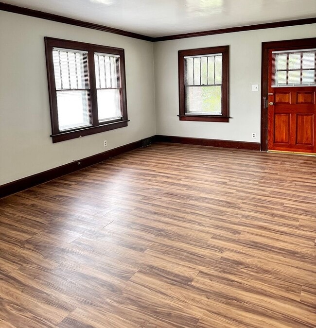 Building Photo - NO RENT until 2026! Lock in your new home now and enjoy the rest of the year rent-free! The depos...