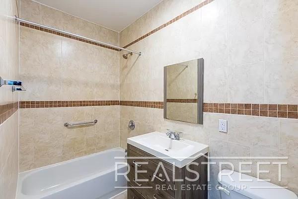 Building Photo - Bright & Modern 3BD/2BA Top-Floor Unit wit...