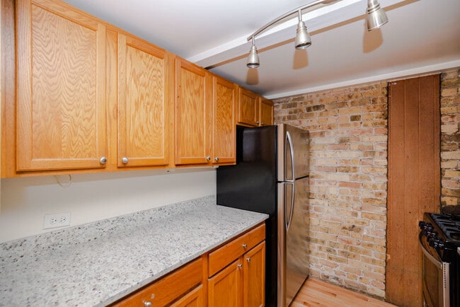 Building Photo - 1050 W Dickens Ave