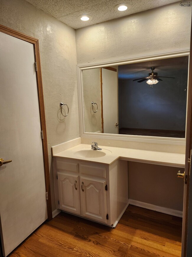 Building Photo - 916 Kiowa Dr