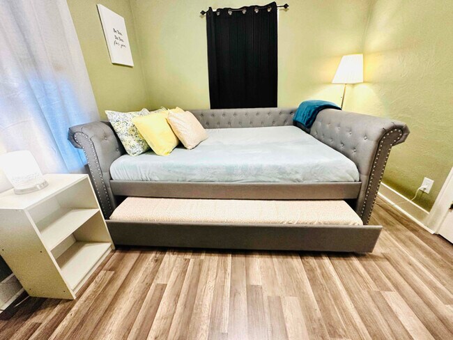 Building Photo - 1606 SW A Ave