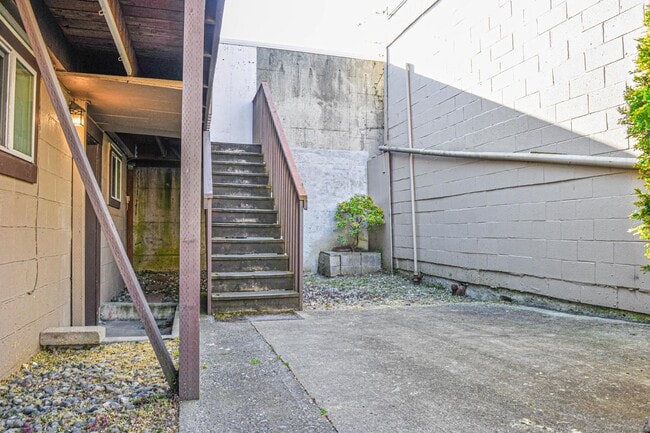 Building Photo - 121 N Wasson St