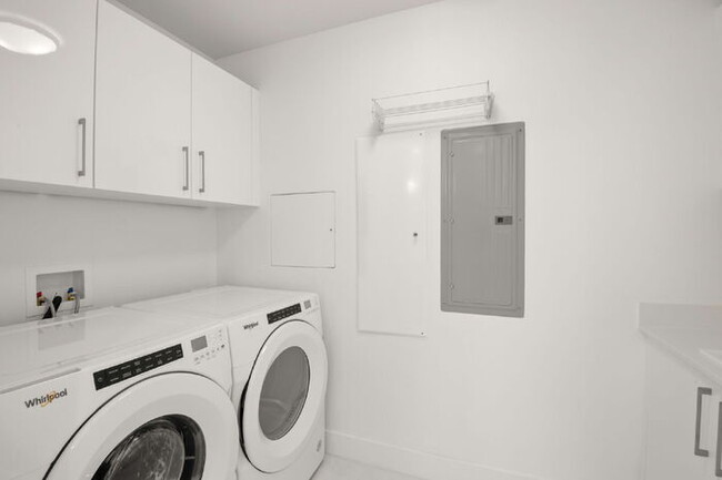 Building Photo - LUXURY Fully Furnished Condo in Saltaire For Rent!