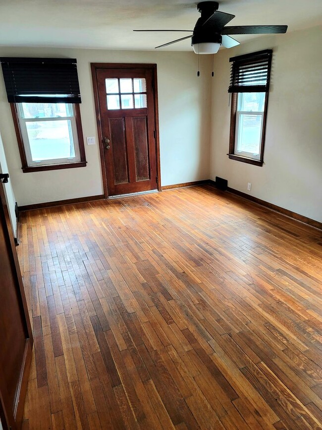 Building Photo - Charming 4 Bedroom on the North Side of Ma...