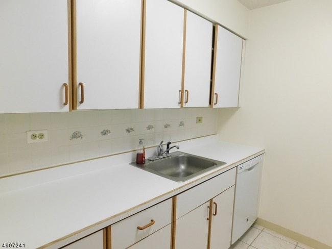 Building Photo - 300 Main St