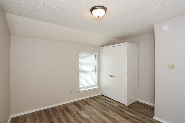 Building Photo - 722 Nightingale Cir