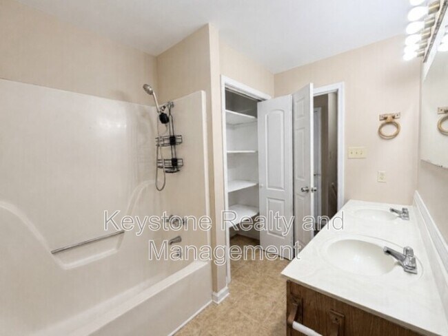 Building Photo - 270 Thompsonville Ln