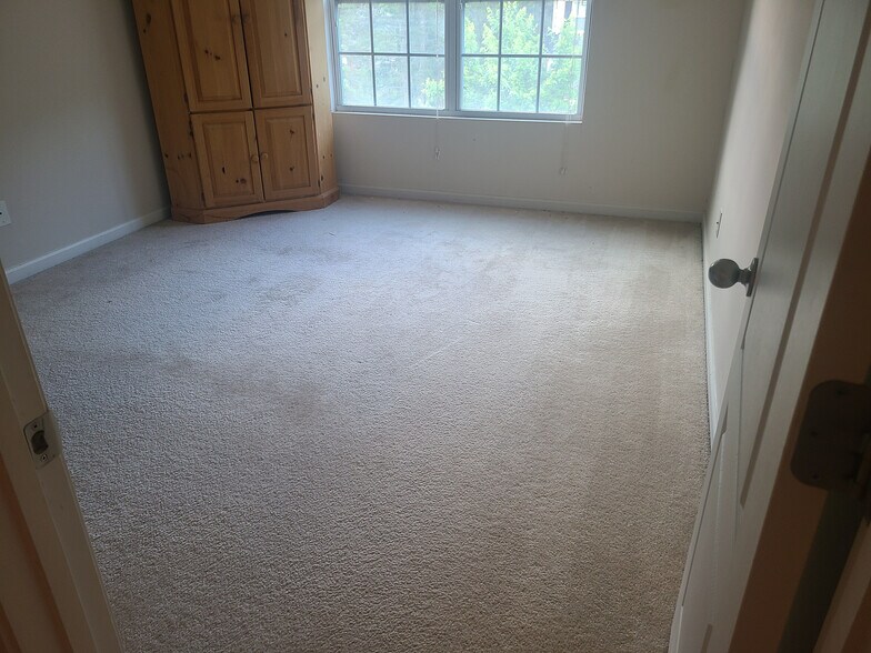 Building Photo - Room in House on Kestrel Cir